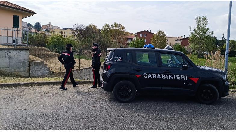 Due carabinieri durante un controllo (foto d'archivio)