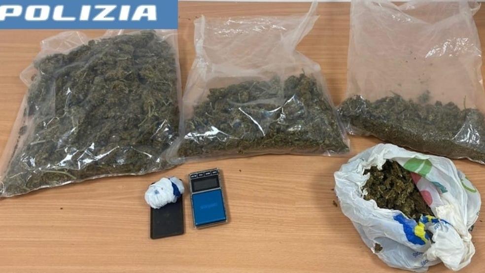 Un chilo di droga sotto il materasso: arrestato