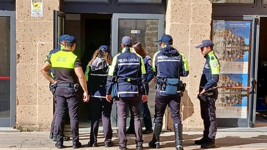 Barricato da ore nei locali dei Servizi sociali con una katana: cosa sappiamo