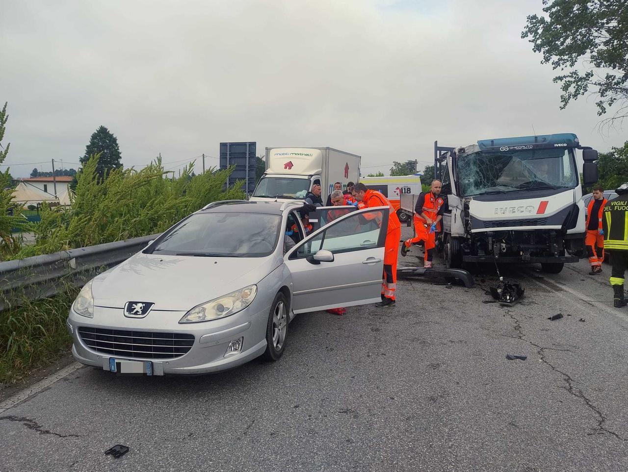 Tamponamento multiplo in via Bologna. Ferite cinque persone