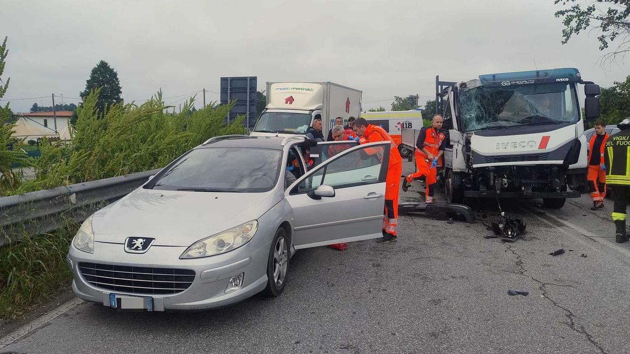 Tamponamento multiplo in via Bologna. Ferite cinque persone
