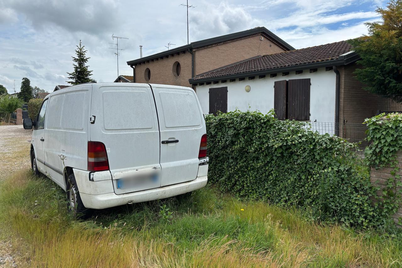 Bondeno, cadavere incellophanato trovato in un garage