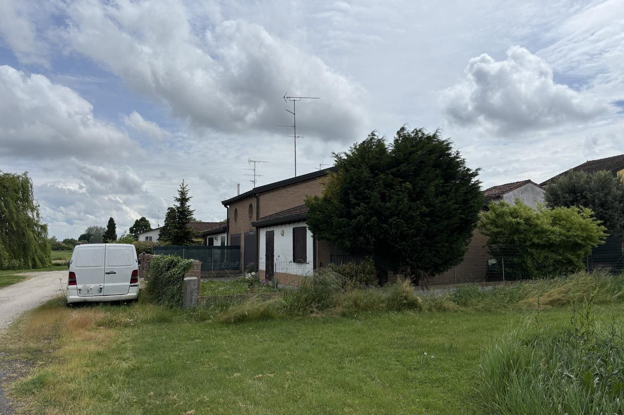 
	La casa in cui &egrave; stato trovato il cadavere (foto Filippo Rubin)

