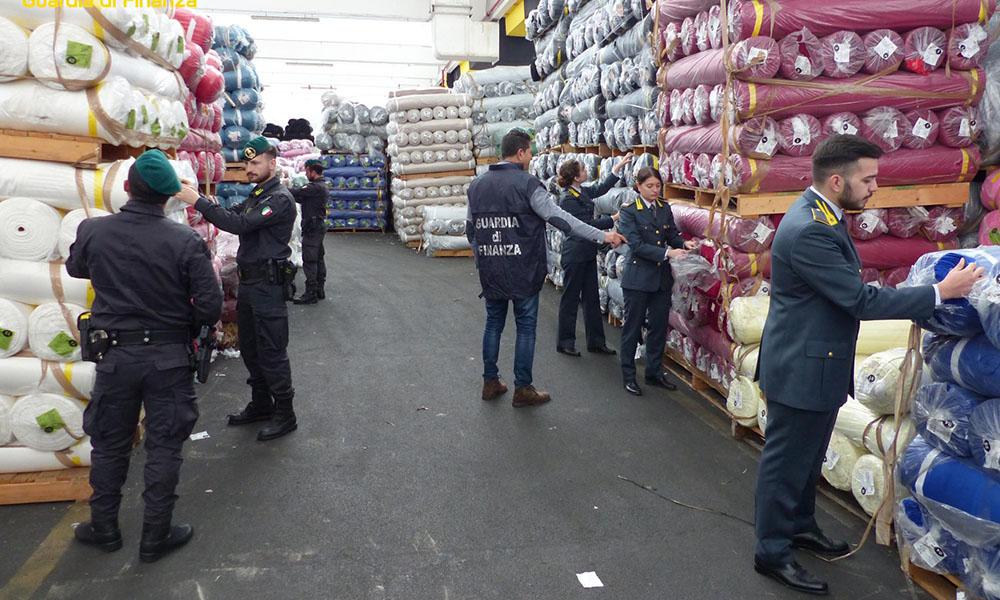 
	Un sequestro di tessuti importati di contrabbando (archivio)

