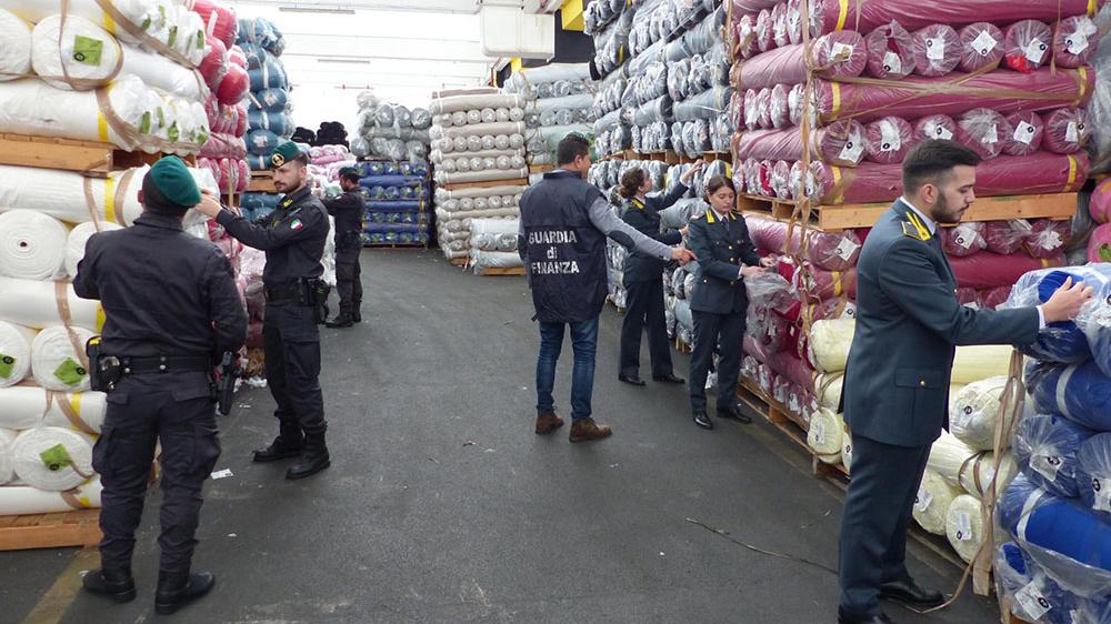 Un sequestro di tessuti importati di contrabbando (archivio)