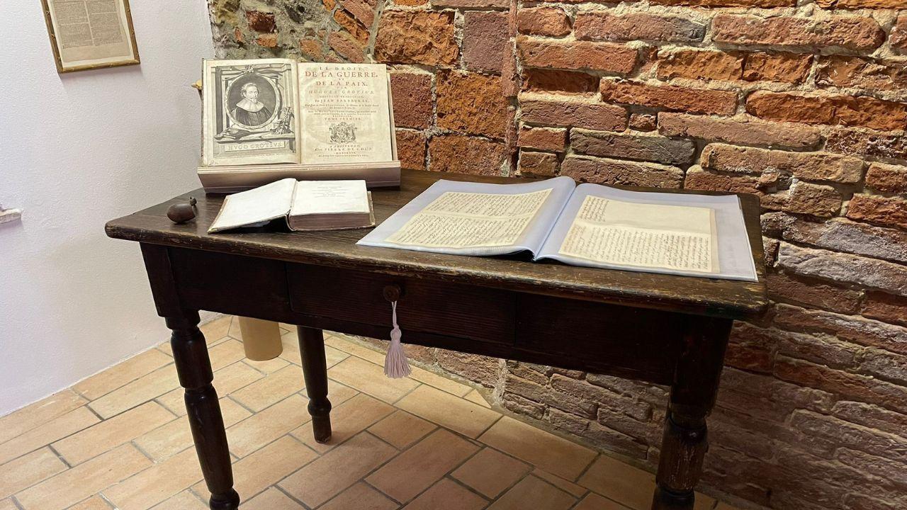 
	Un dettaglio della mostra nel borgo di Terricciola

