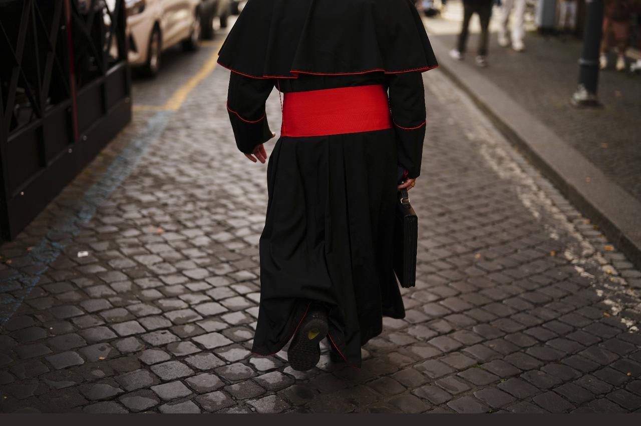 Conclave, dalle votazioni agli orari delle fumate (nere e bianche): le tappe dell’elezione del Papa