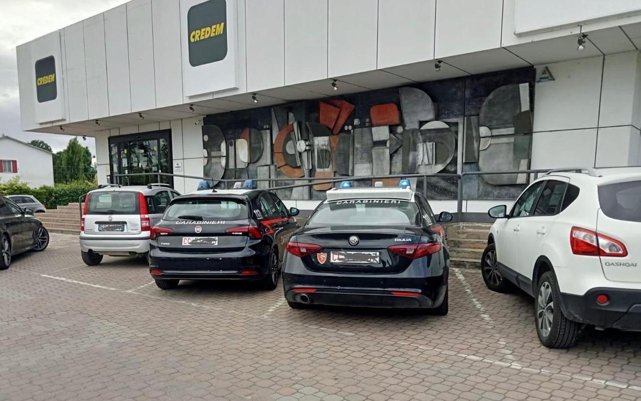 Rapina alla Credem di Cento. Ladri entrano con la pistola e rubano 100mila euro