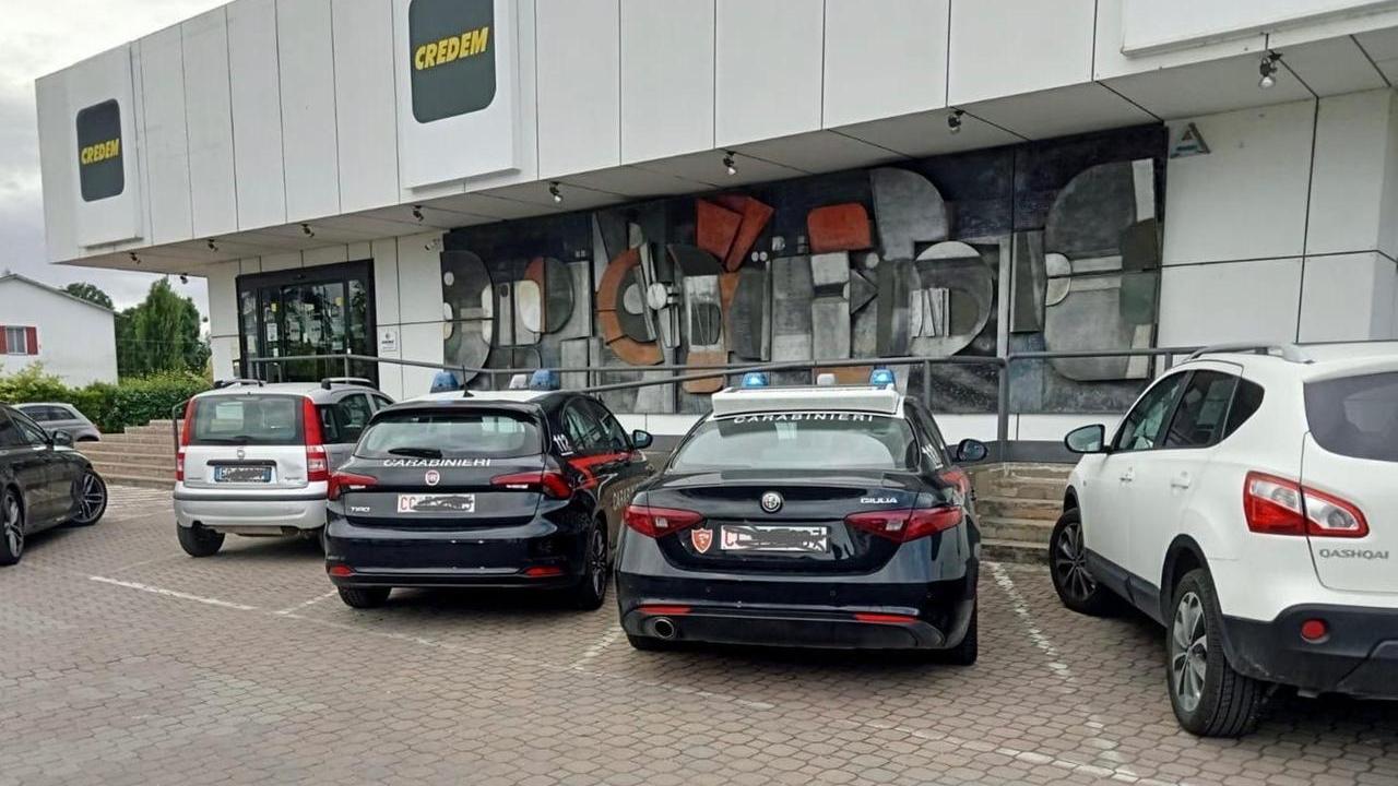 Rapina alla Credem di Cento. Ladri entrano con la pistola e rubano 100mila euro