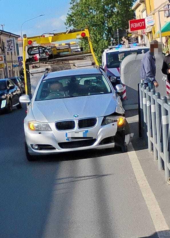 Cecina, si schianta con la Bmw contro un’auto in sosta