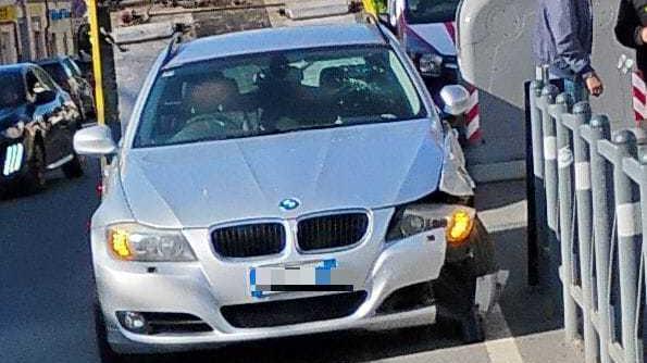 Cecina, si schianta con la Bmw contro un’auto in sosta