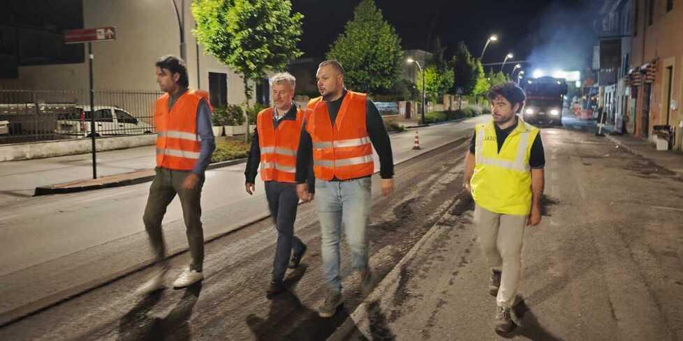 
	Il sopralluogo del sindaco Mario Pardini (secondo da sinistra) sul cantiere con l'assessore Nicola Buchignani (prima da sinistra)

