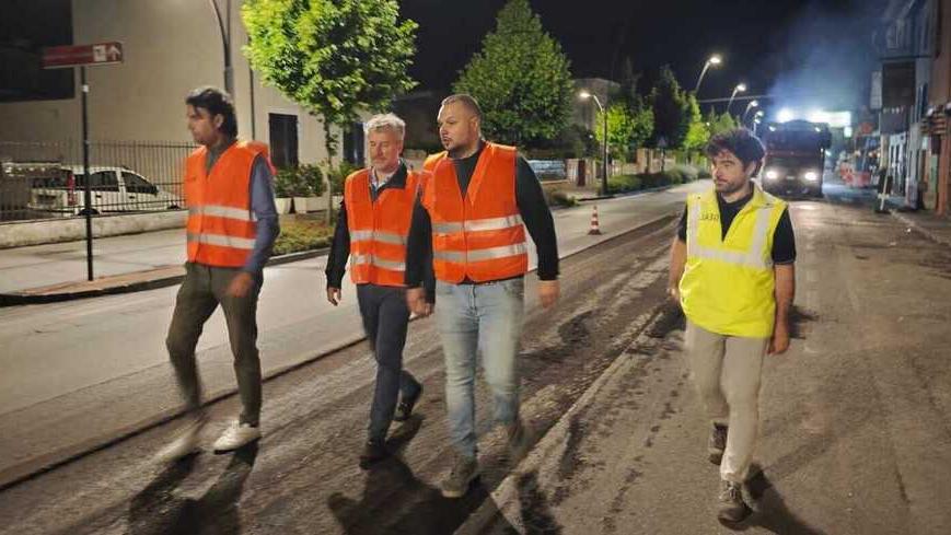 Il sopralluogo del sindaco Mario Pardini (secondo da sinistra) sul cantiere con l'assessore Nicola Buchignani (prima da sinistra)