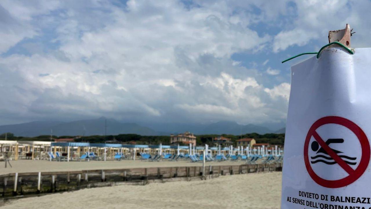 Divieto di balneazione a Focette. Criticità ravvisate su tutta la costa