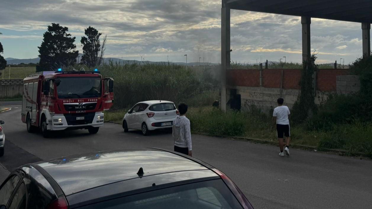 Dà fuoco a uno scooter: le fiamme devastano la piscina comunale mai completata