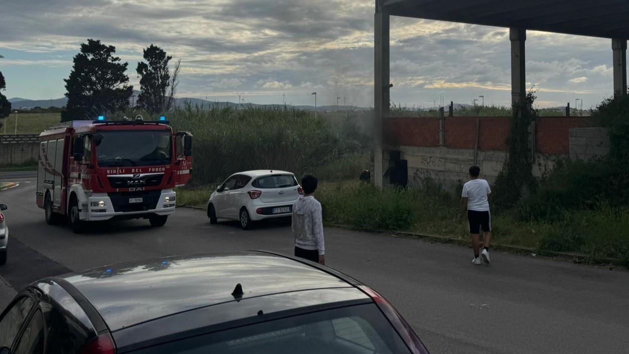 Dà fuoco a uno scooter: le fiamme devastano la piscina comunale mai completata