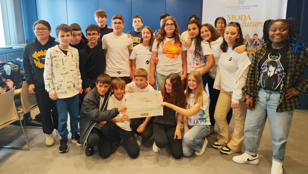 La seconda A della scuola media Zipoli, una delle classi premiate