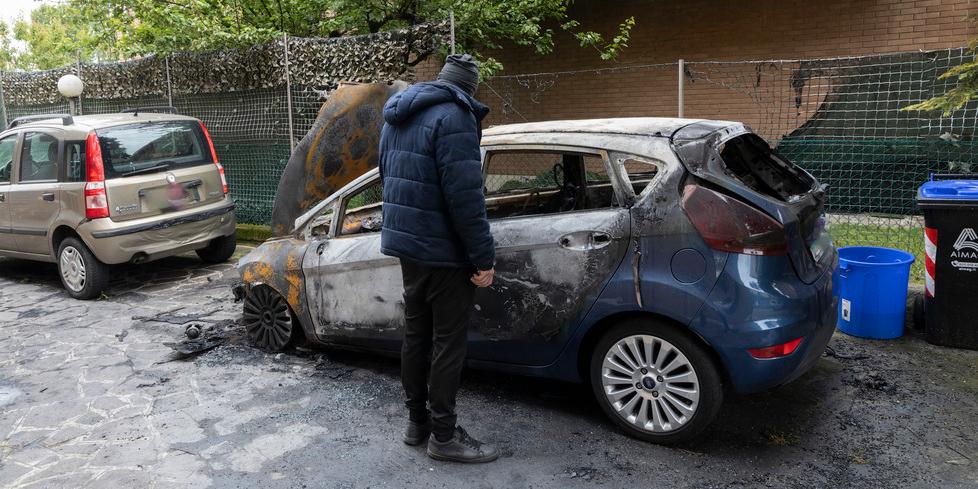
	L'auto divorata&nbsp;dalle fiamme

