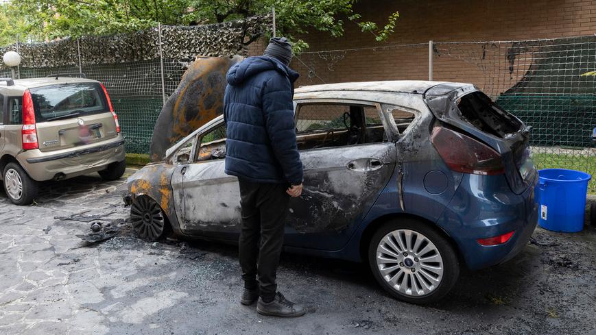L'auto divorata dalle fiamme