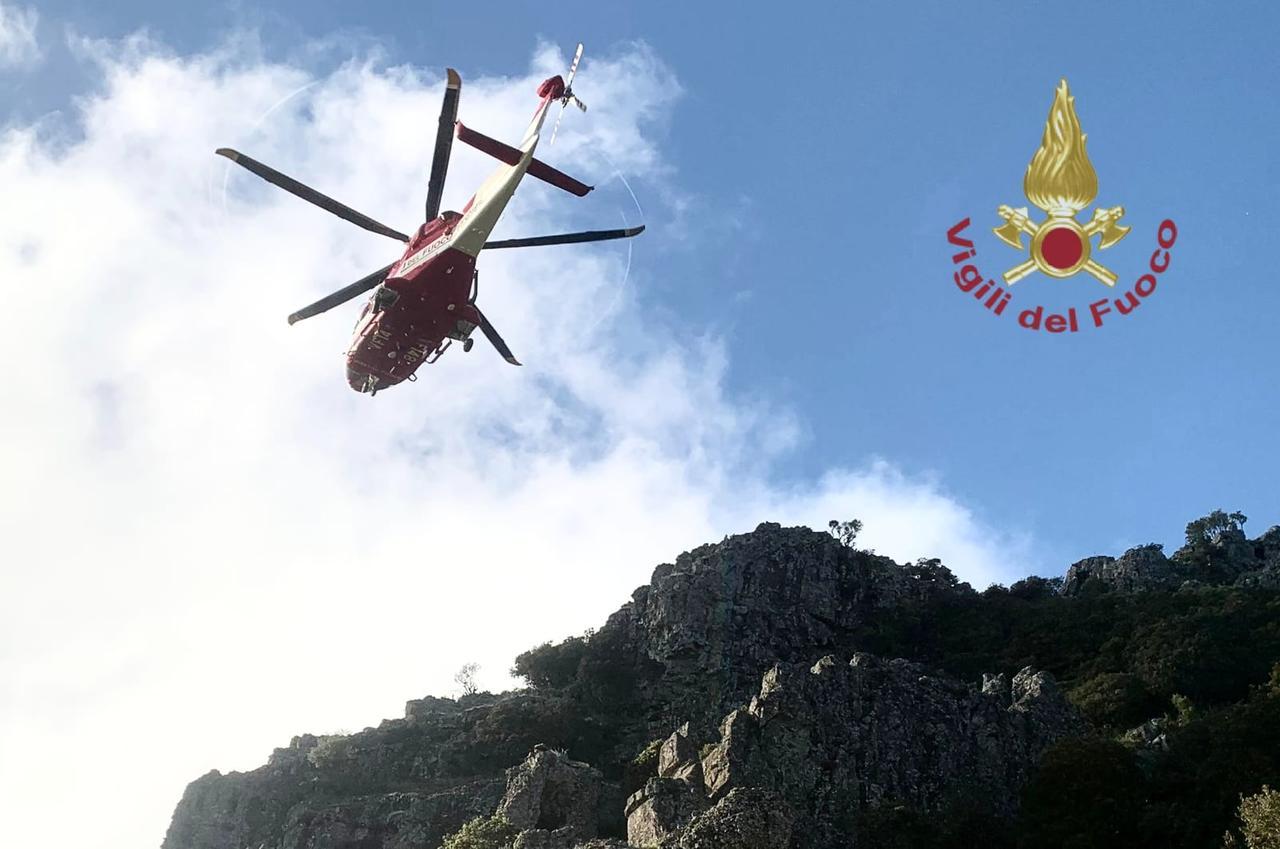 Escursionista bloccata sui monti, la salvano i vigili del fuoco