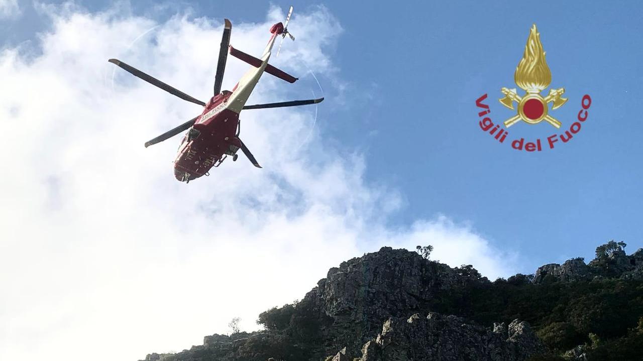 Escursionista bloccata sui monti, la salvano i vigili del fuoco