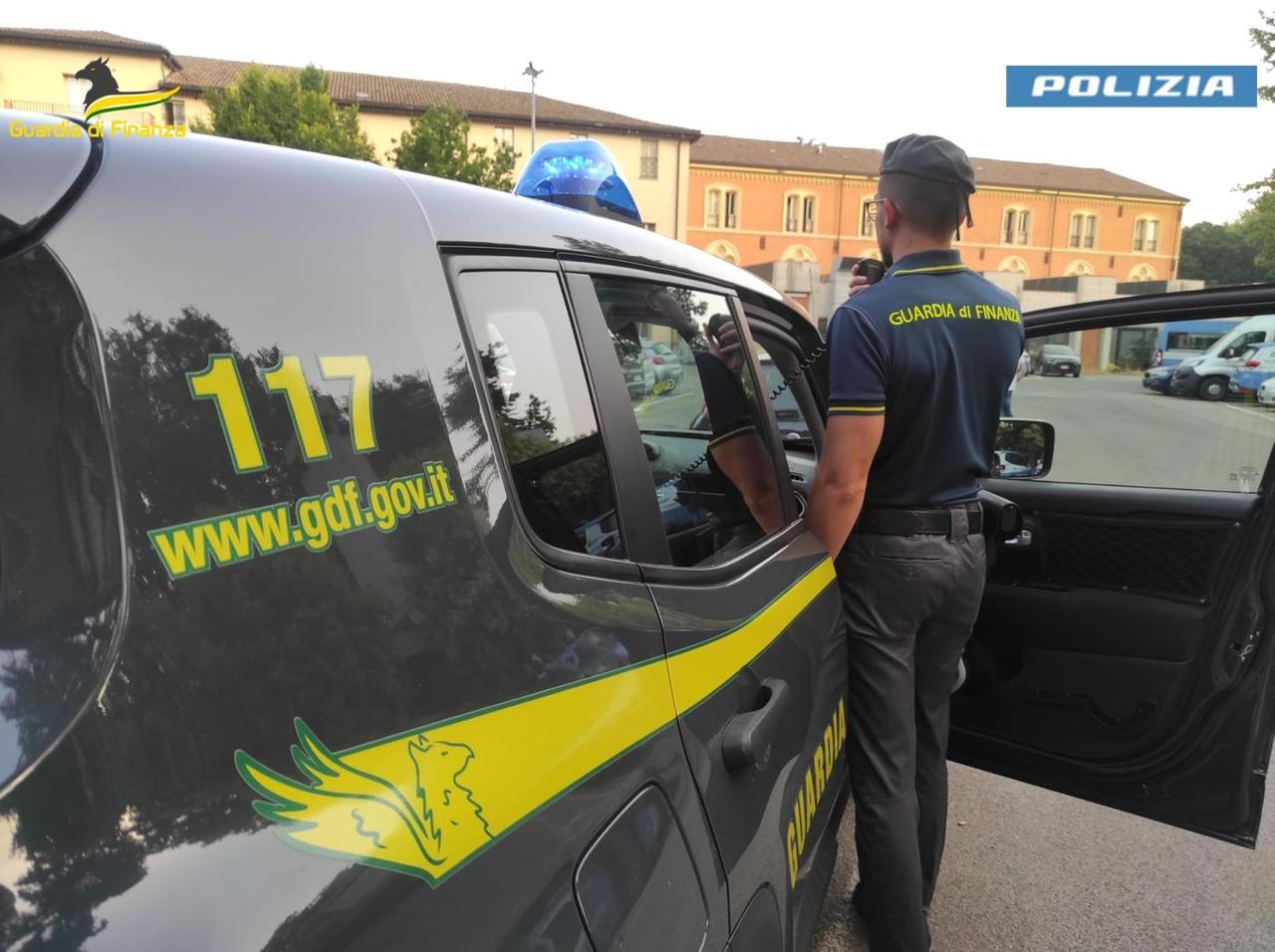 Fatture false, maxi operazione: sequestri e perquisizioni in corso anche a Reggio