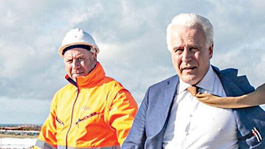 Eugenio Giani durante una visita sui futuri piazzali della Darsena Europa (Stick)