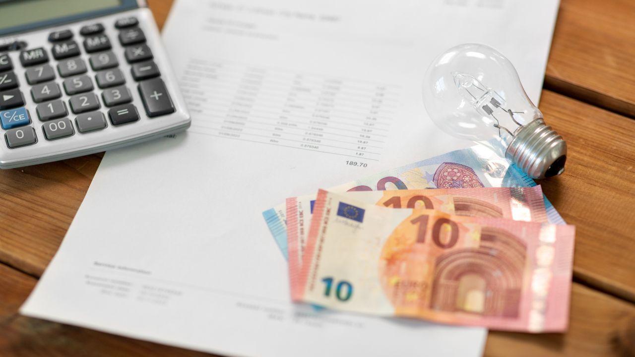 Antitrust, bollette luce: Enel Energia dovrà risarcire oltre 40mila clienti. A chi spetta il rimborso