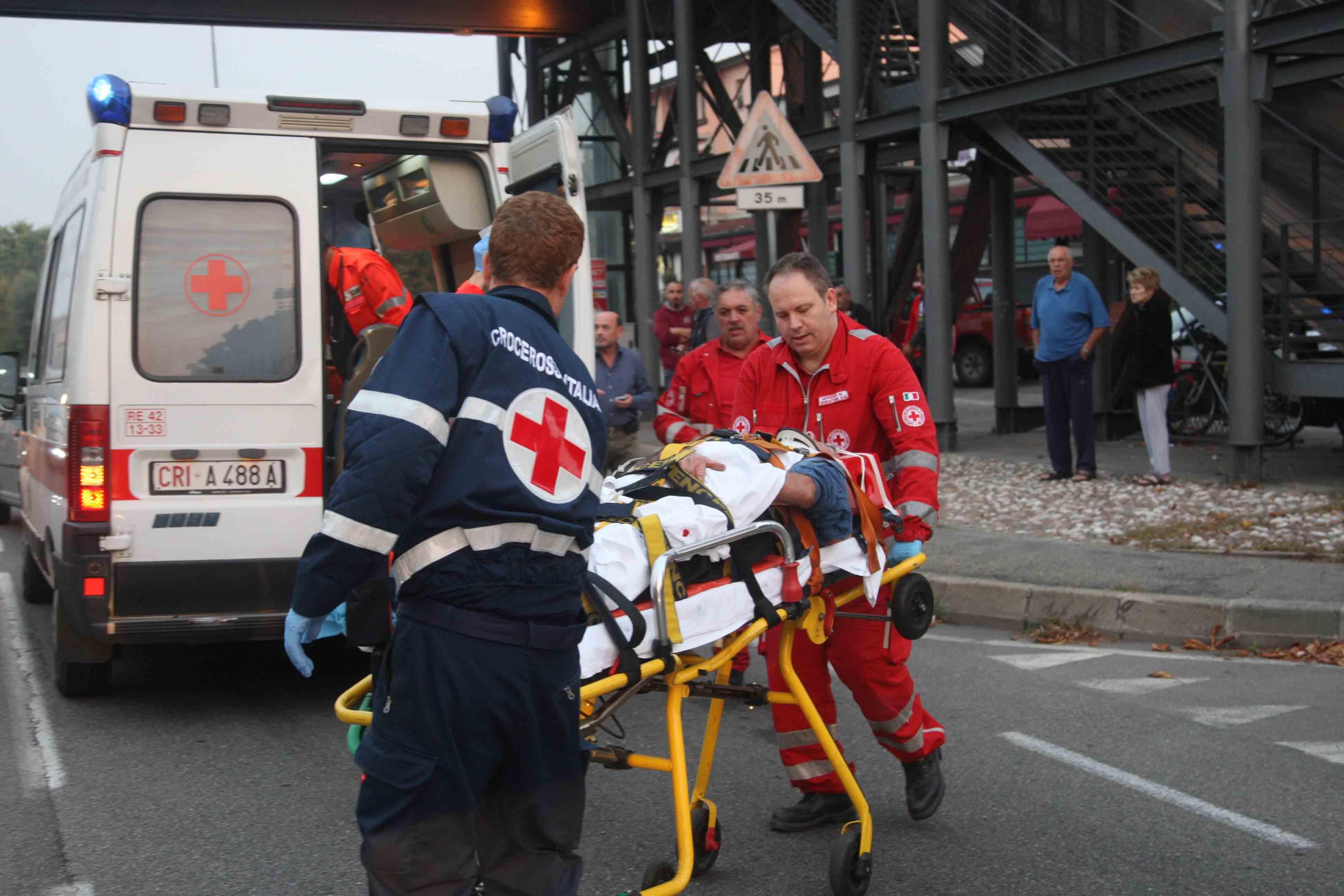 Investito da un'auto sulla via Emilia, grave un 80enne