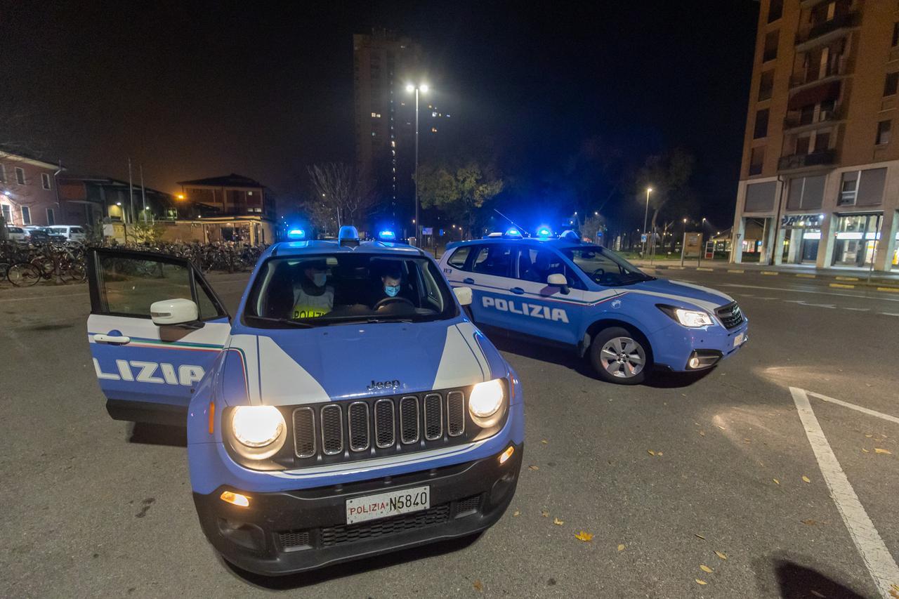 Fugge e spintona gli agenti. Arrestato un uomo in zona Gad a Ferrara