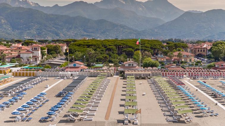 Una veduta degli stabilimenti balneari a Forte dei Marmi