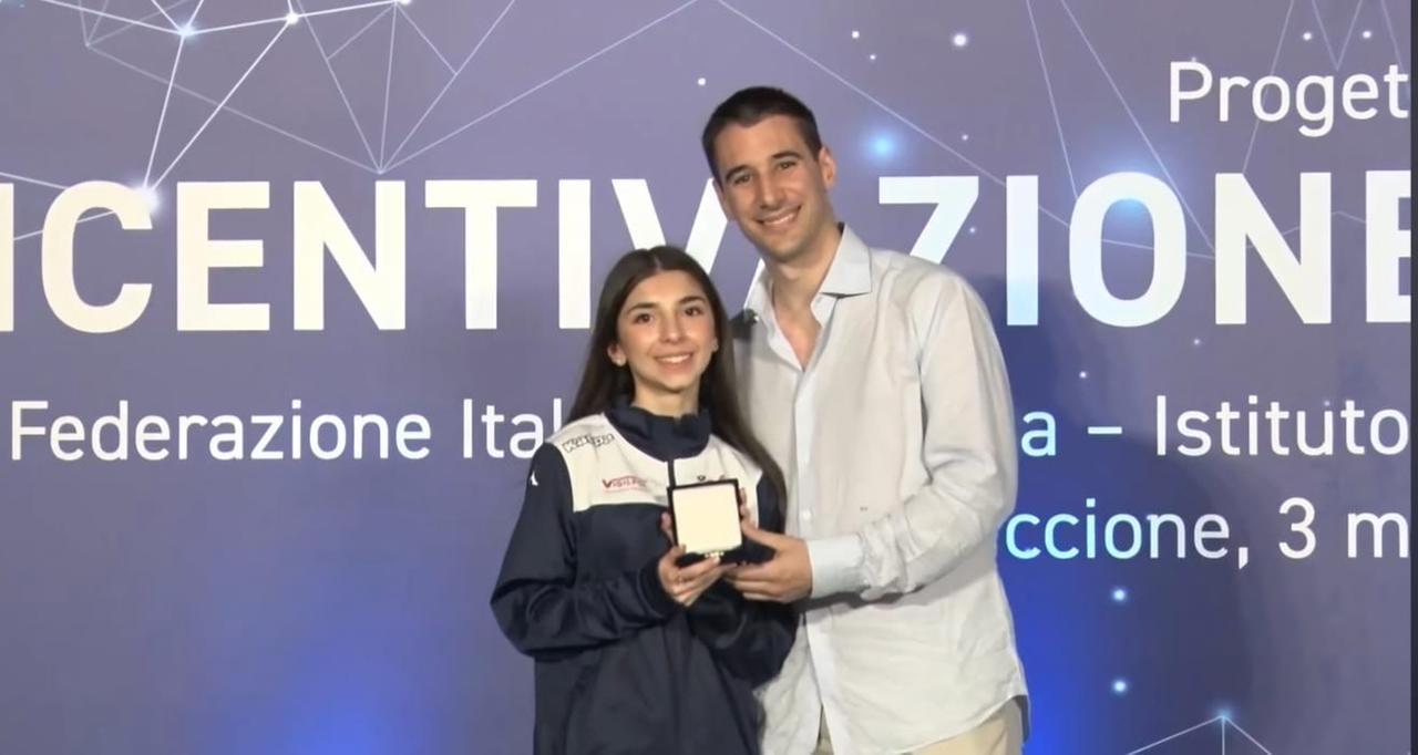 
	Diletta Pani riceve il premio da Federico Vismara

