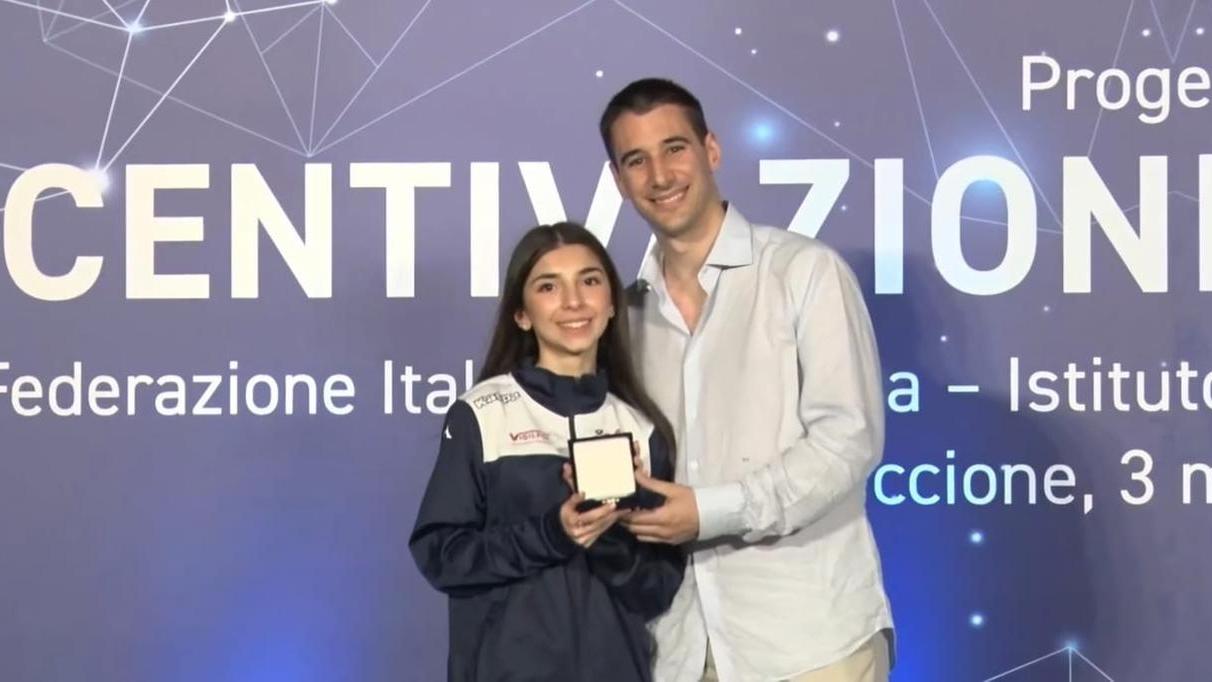 Diletta Pani riceve il premio da Federico Vismara