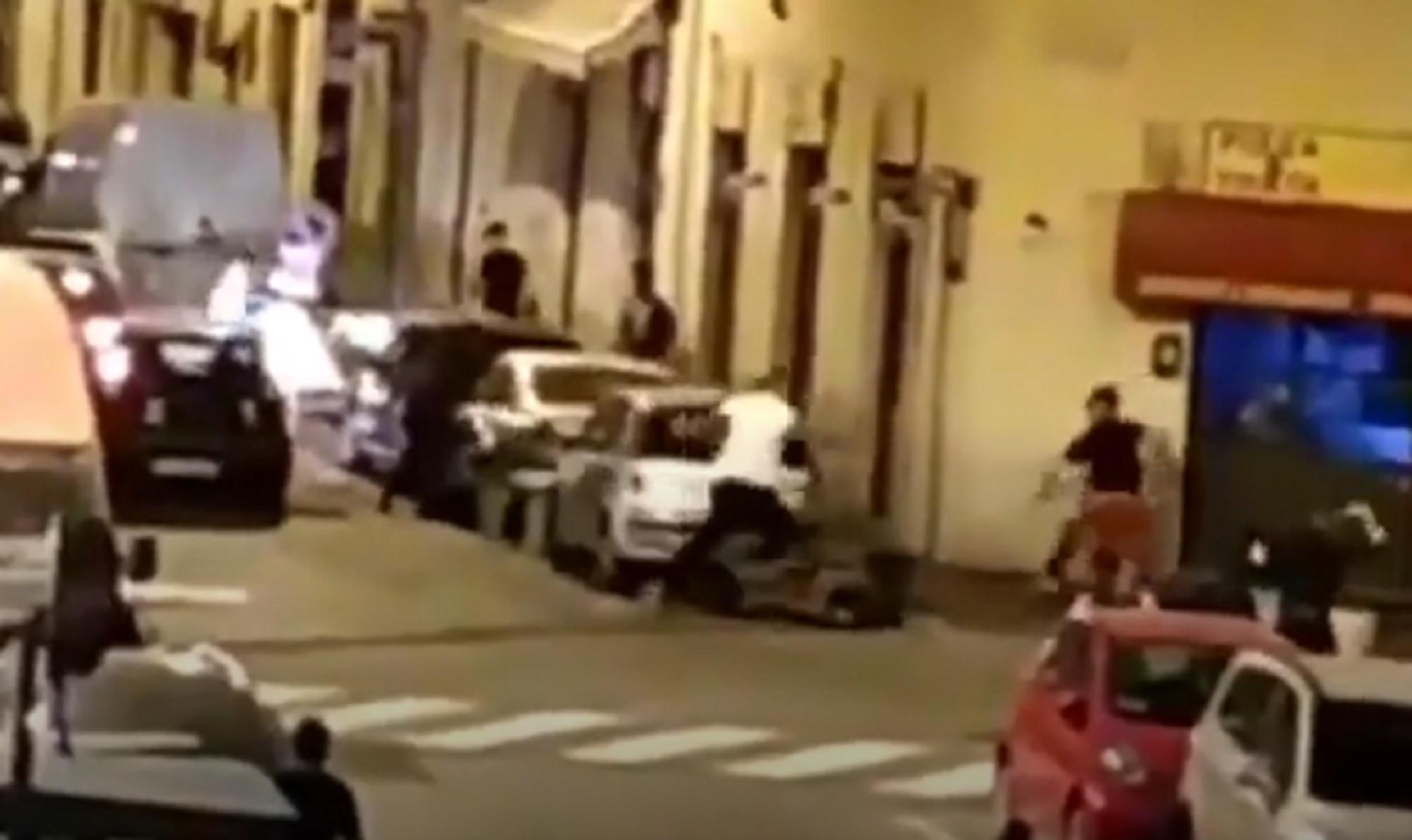 Un'immagine, catturata da un video, della maxi-rissa di via Buontalenti