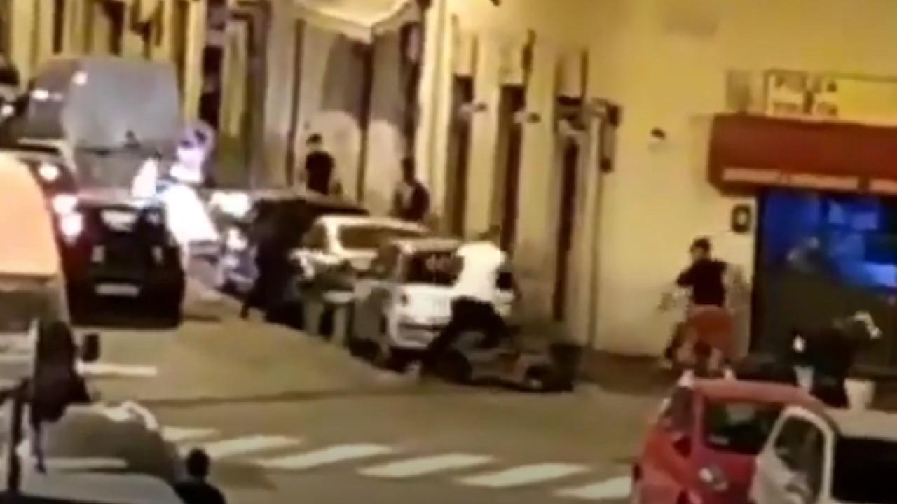 Un'immagine, catturata da un video, della maxi-rissa di via Buontalenti