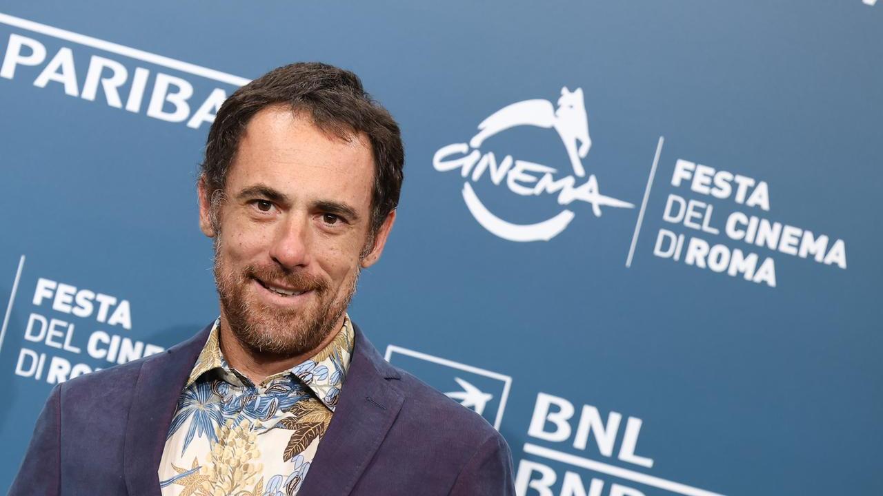 Anche l’attore Elio Germano attacca il ministro Giuli: «Basta piazzare gli uomini come i clan»