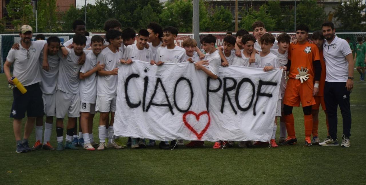 
	Lo striscion dedicato a Ferrarini

