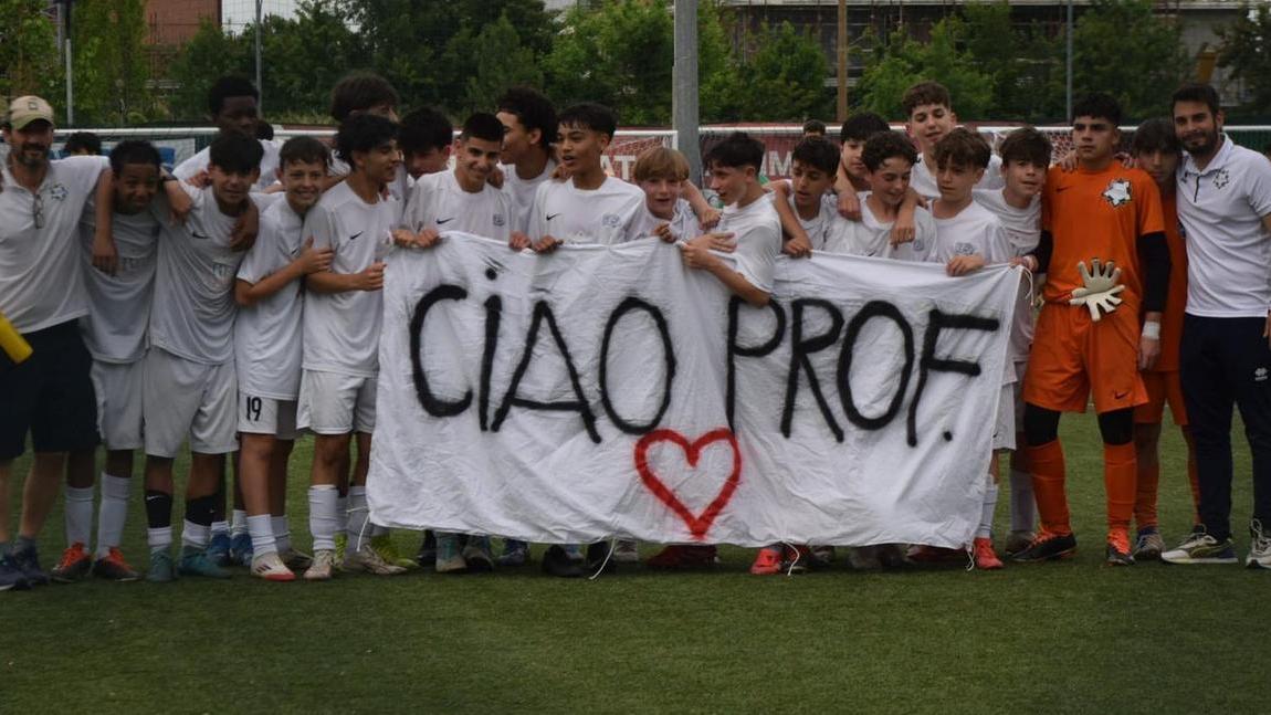 Lo striscion dedicato a Ferrarini