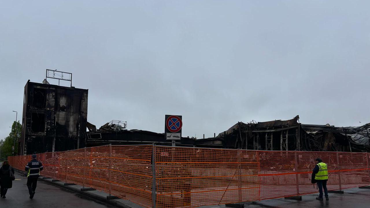 Incendio Inalca, i residenti del Tondo prigionieri dei miasmi: la carne marcia è ancora lì