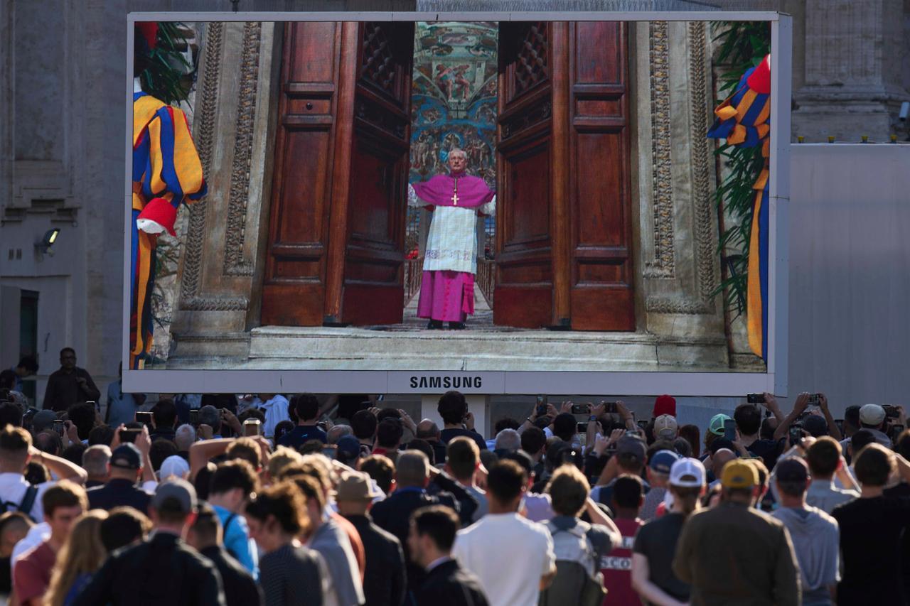 
	L'extra omnes visto dal maxi schermo allestito in piazza San Pietro


