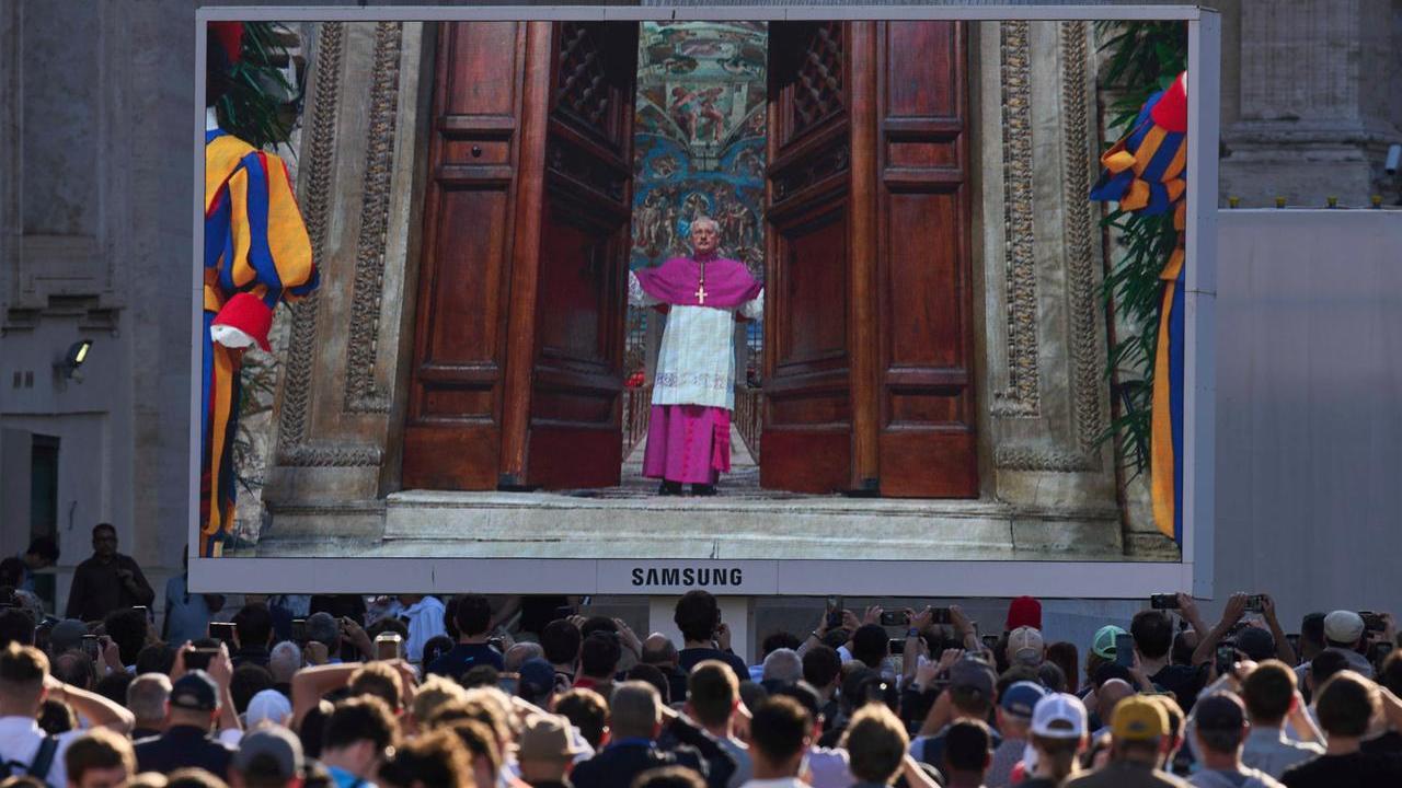 L'extra omnes visto dal maxi schermo allestito in piazza San Pietro