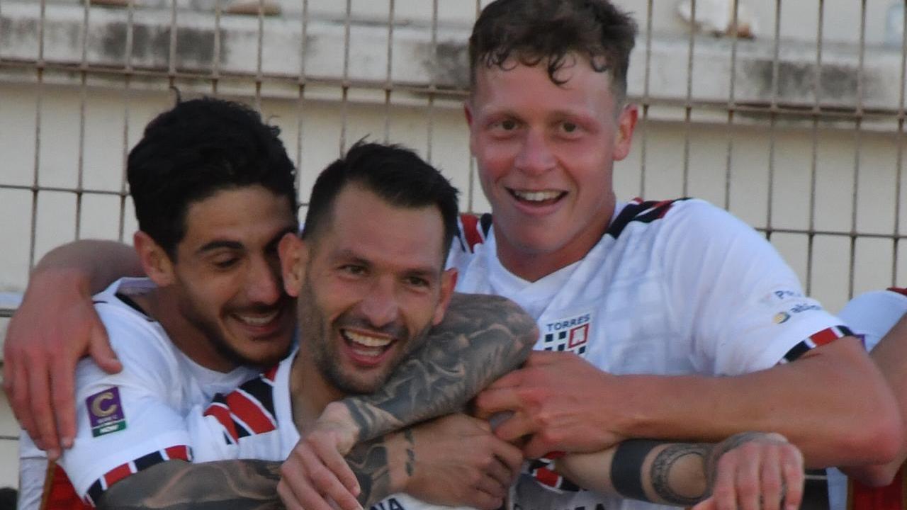 L'abbraccio tra capitan Scotto, Giuseppe Mastinu e l'attaccante sanmarinese Nicola nanni