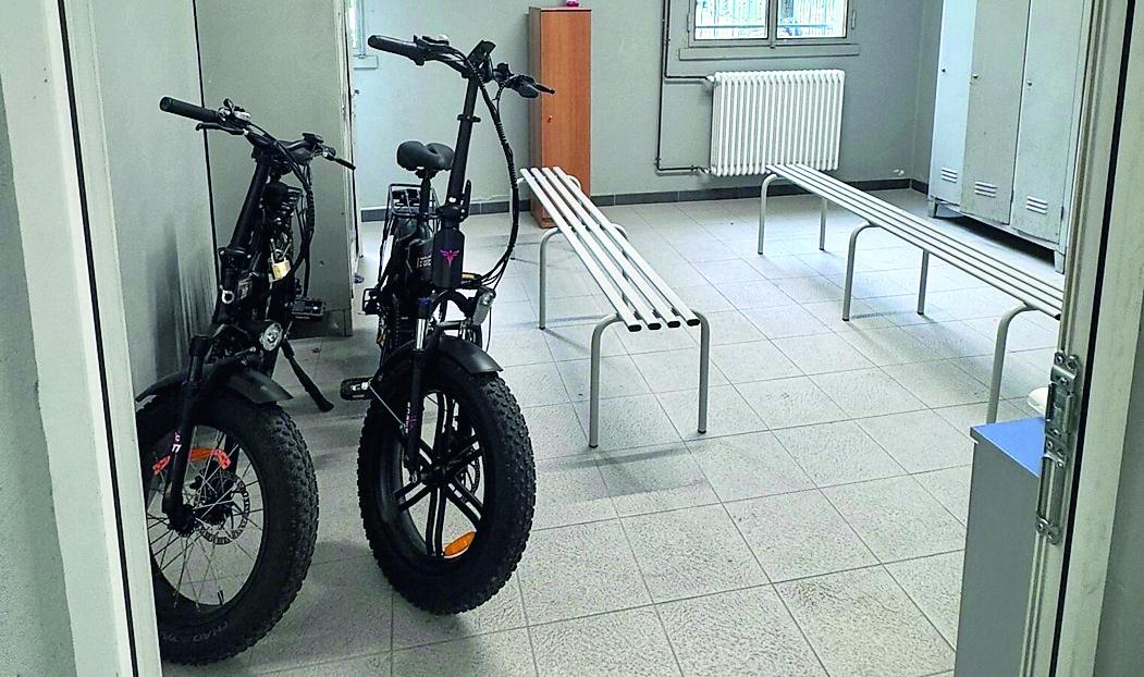 
	Bici elettriche portate dentro gli spogliatoi per difenderle dai ladri

