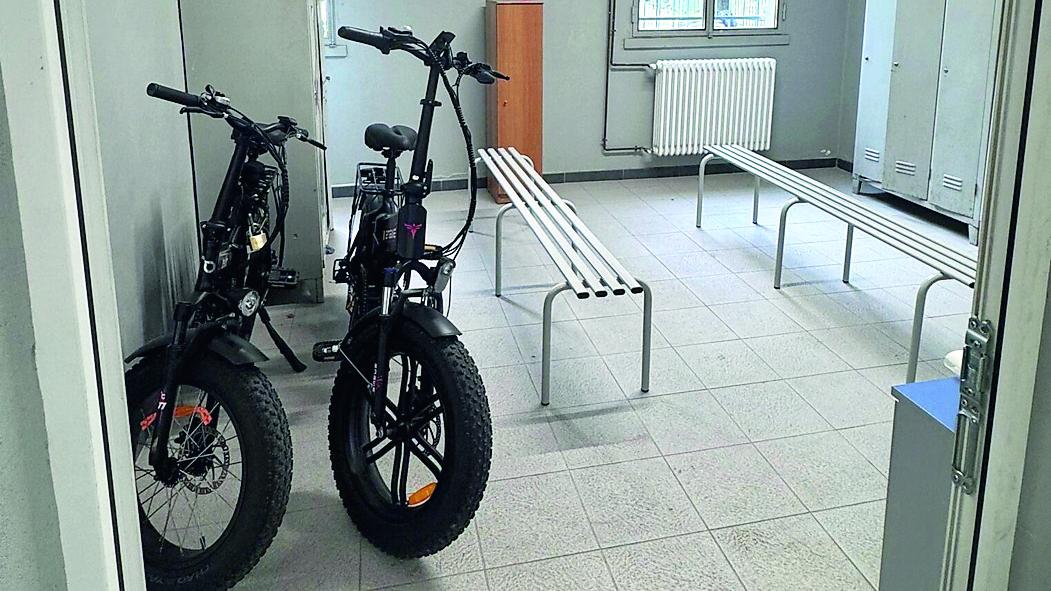 Bici elettriche portate dentro gli spogliatoi per difenderle dai ladri