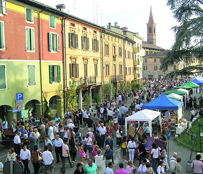 Fiera di Maggio a Rio Saliceto con luna park, golose bancarelle e mercatini