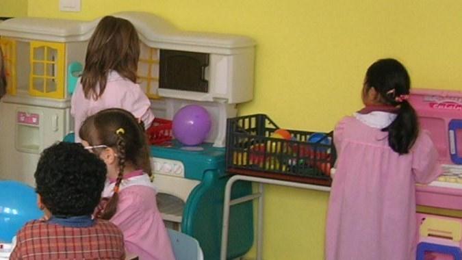 Pidocchi nella scuola dell’infanzia. I genitori esasperati: «Intervenga il Comune»