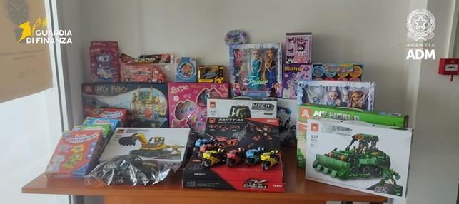Sequestrati duemila giocattoli contraffatti