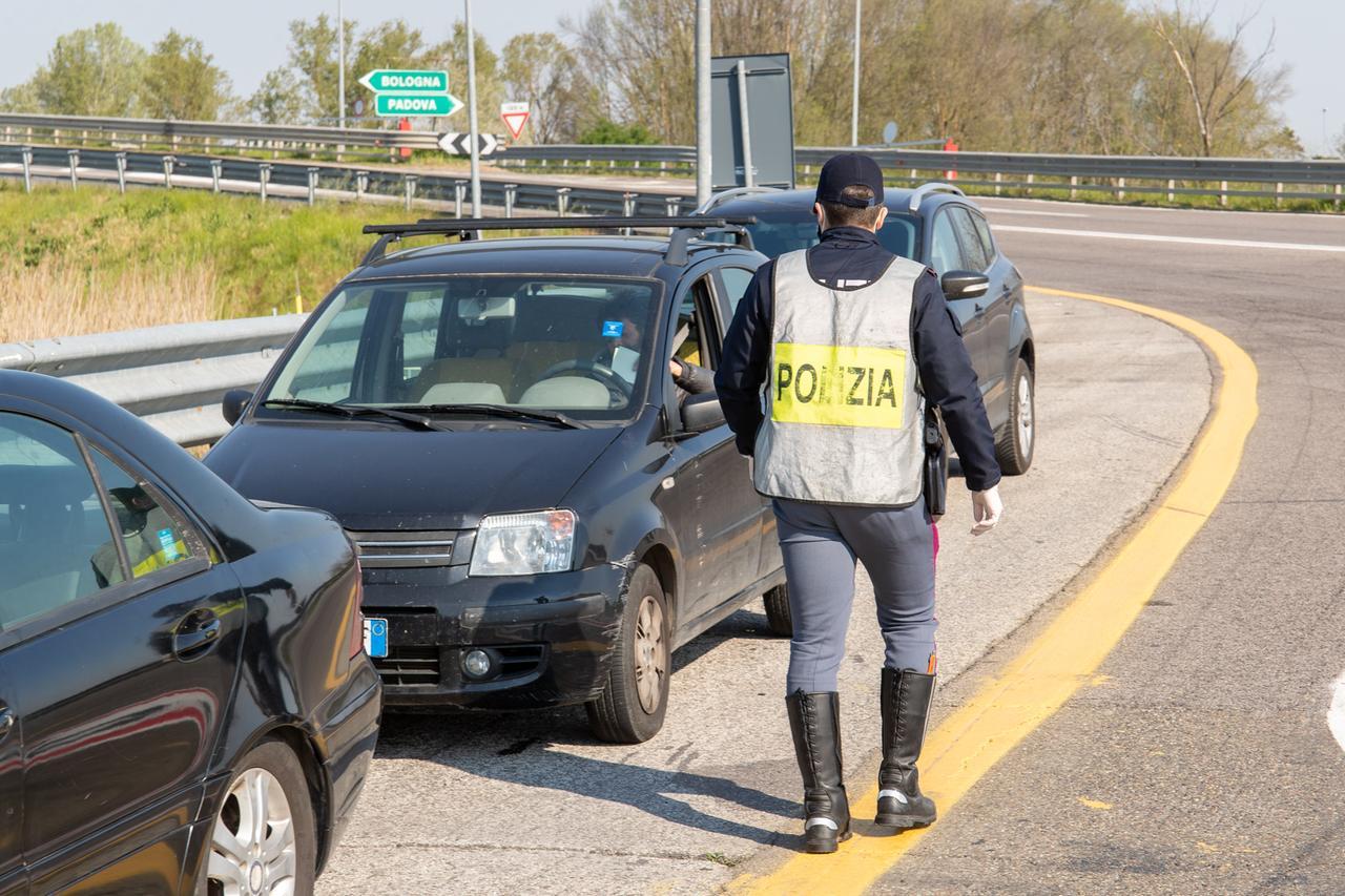 Noleggio e trasporto abusivo ai Lidi, conducente sorpreso dalla Polstrada