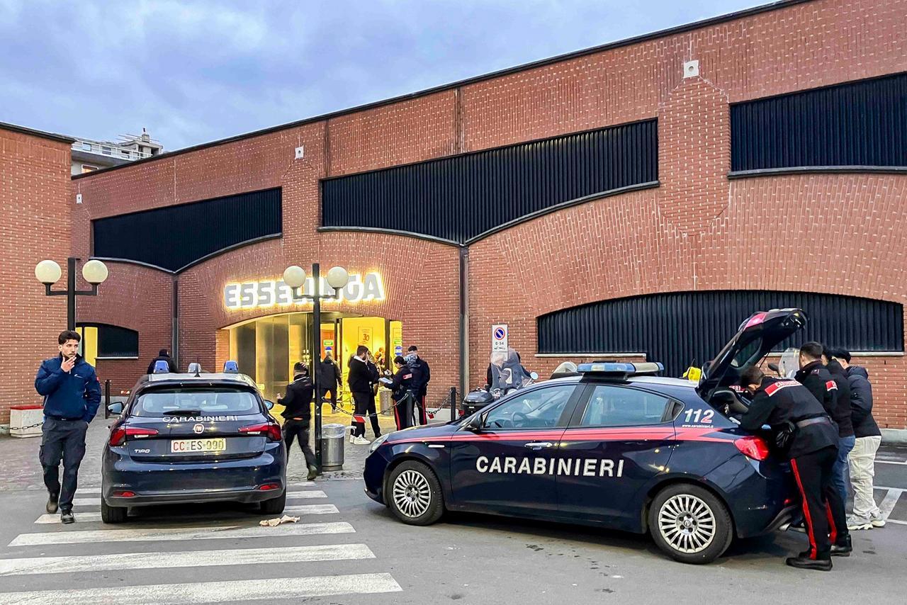 Firenze, entra con un’ascia al centro commerciale e minaccia i clienti: panico all’Esselunga di via Canova