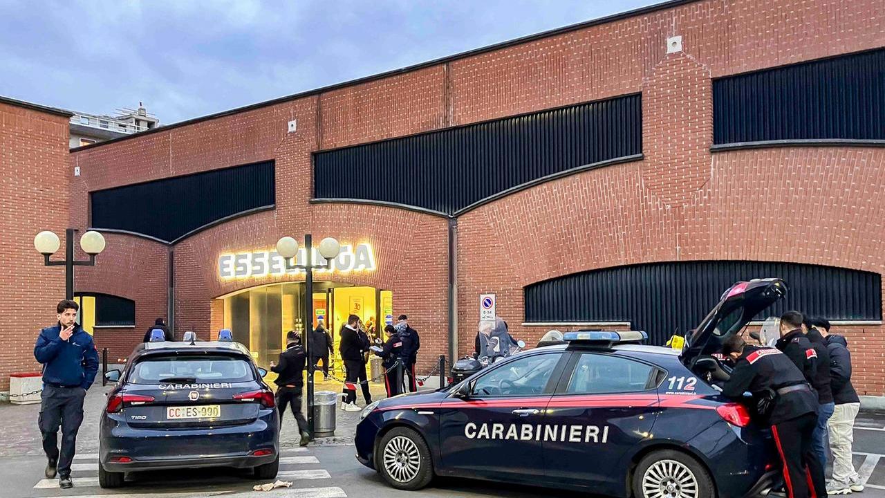 Firenze, entra con un’ascia al centro commerciale e minaccia i clienti: panico all’Esselunga di via Canova